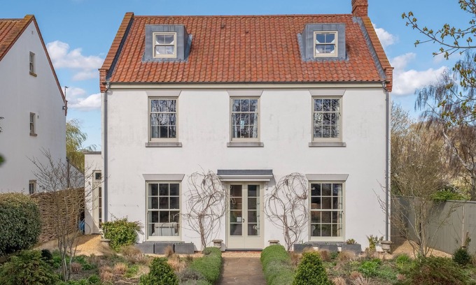 Deepdale House | Inviting Stay at Burnham Chase, Perfect for Families & Pets