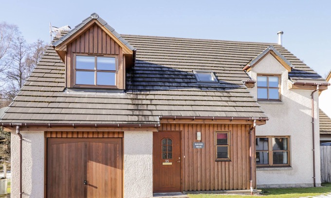 Aviemore Cottage | Dog-Friendly BURNSIDE HOUSE: Character Cottage in Aviemore
