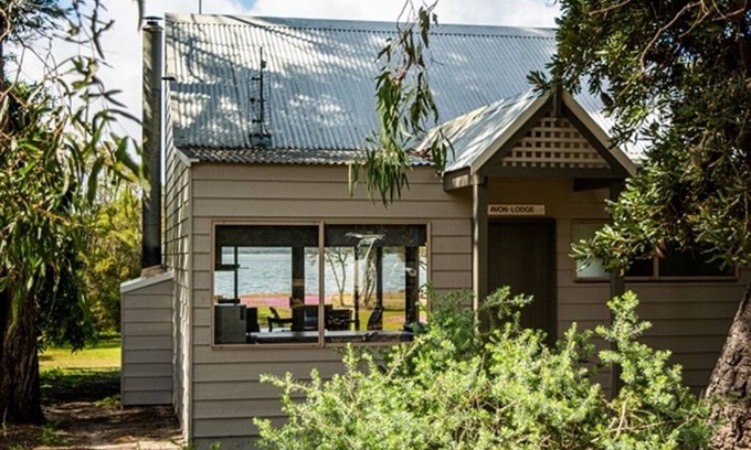 Forge Creek Apartment | Waterfront Burrabogie: Family-Friendly Retreat with Spa