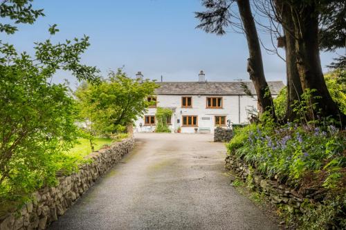 Kendal House | Inviting Burrow Cottage: Pet-Friendly with Hot Tub Bliss