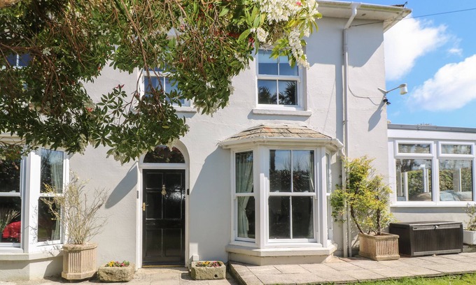 Tywardreath Cottage | Cozy Burrow House: Pet Friendly with Ocean View in Tywardreath