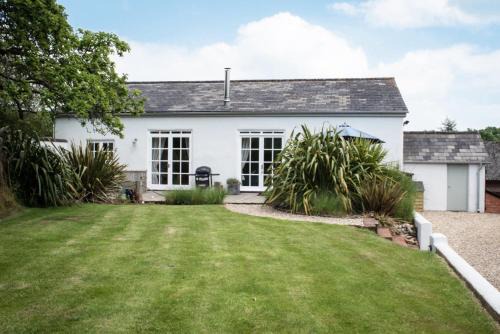 Ottery St Mary House | Discover Burrows: Pet-Friendly 5-Star Getaway with Hot Tub