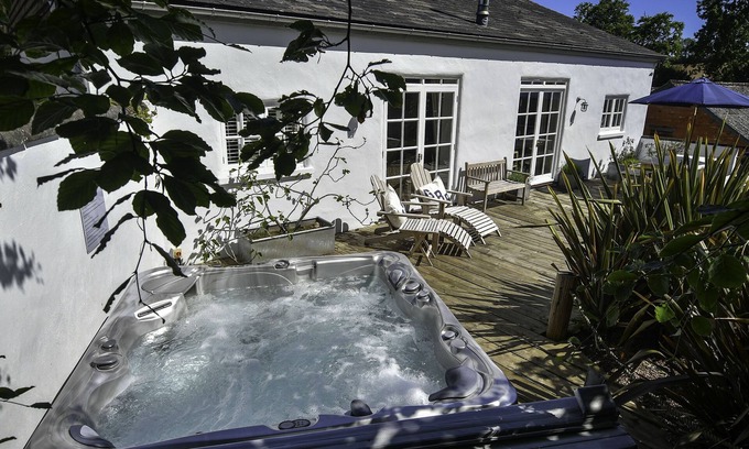 Ottery St Mary Cottage | Pet-Friendly BURROWS: Ideal Holiday Cottage in Sidmouth