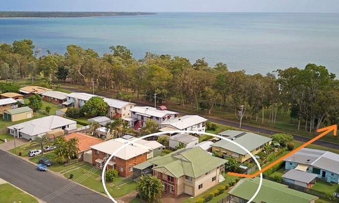 Traviston House | Burrumundi - 100M To Beach - Great Water Views - Deck - Air Con - WiFi - Pool Table