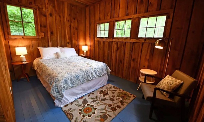 Clarkesville Cabin | Top-Rated Burton Cabin at Bleu Canoe: Pet-Friendly Retreat