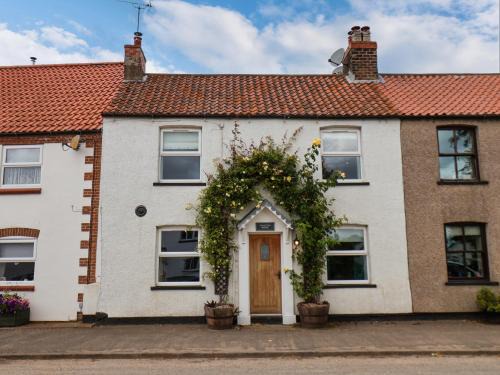Burton Fleming House | Pet-Friendly Retreat at Burton Fleming - 4-Star Comfort