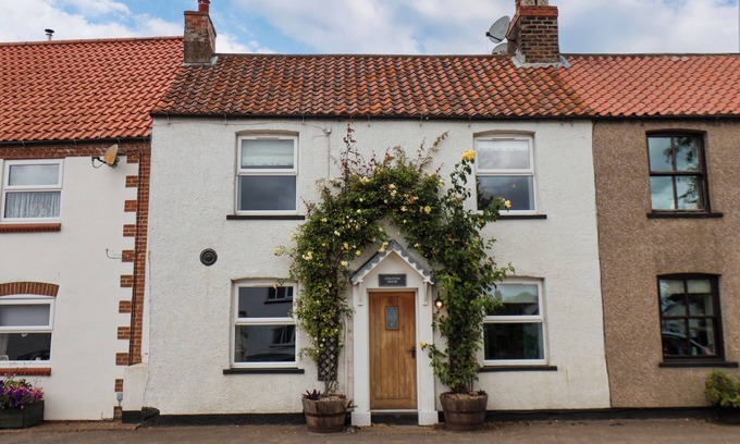 Burton Fleming Cottage | Pet-Friendly Retreat with Hot Tub in Burton Fleming