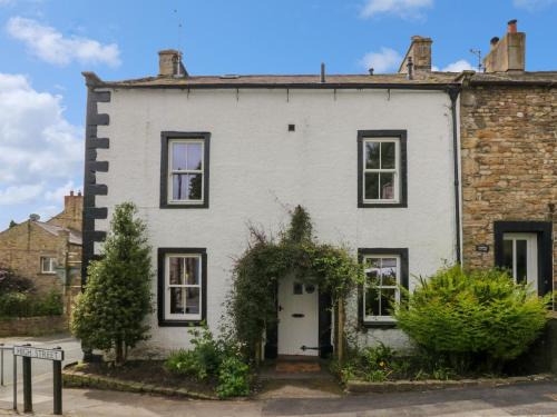 Burton-in-Lonsdale House | Burton House: Pet-Friendly 4-Star Stay in a Cozy Retreat