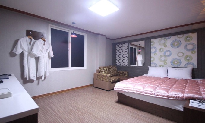 Yeongdo Hotel | Budget-Friendly Stay at Busan Yeongdo Sinwon with Kitchen