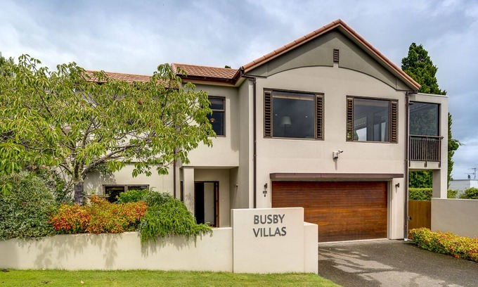 Havelock North House | Guest Rated: Busby Hill Villa - Family-Friendly Getaway