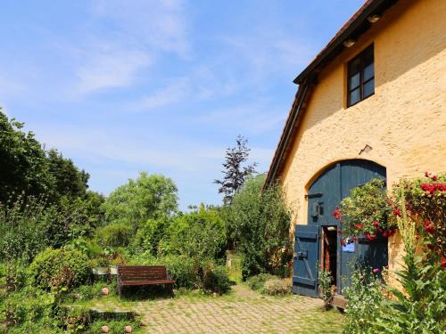 Neu Bartelshagen Apartment | Cozy Apartment with Sauna and Hot Tub in Buschenhagen