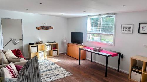 Jeremadra Apartment | Pet-Friendly Retreat: Experience Bush Meets Beach Bliss