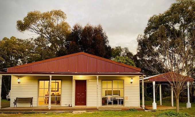 Dunolly House | Pet-Friendly Bushby’s Cottage with Pool & Kitchen Amenities