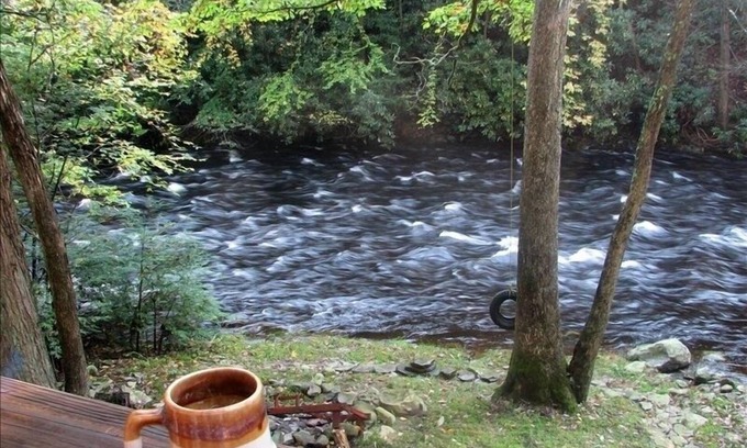 Bushkill Ski Chalet | Waterfront Chalet Retreat Near Bushkill Falls - Rated 9.6/10