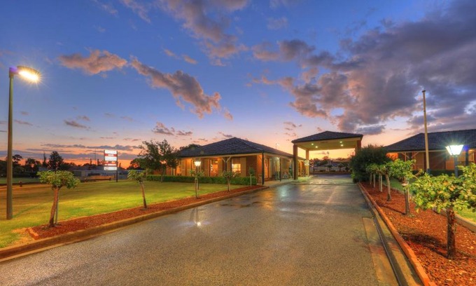 Parkes Hotel | Family-Friendly Bushman's Motor Inn with Pool and Kitchen
