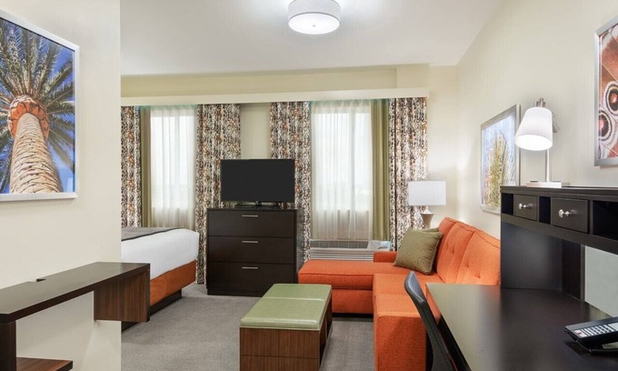 Seybold Hotel | Top-Rated Stay: Convenient to Airport with Pool & Breakfast