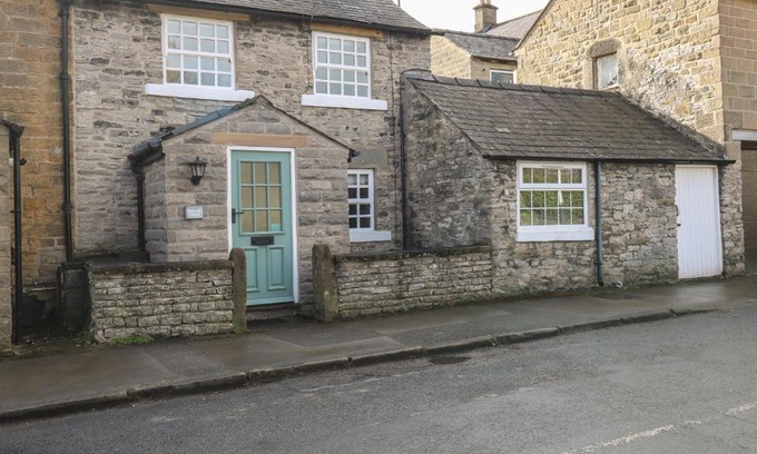 Great Longstone House | Inviting Buttercup Cottage: Pet-Friendly & Family Welcoming