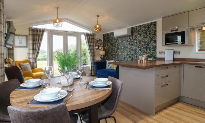 Swadlincote House | Discover Buttercup: A Comfortable 4-Star Retreat