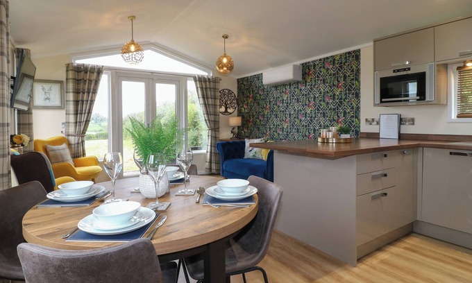 Swadlincote Cottage | Relax at BUTTERCUP with Hot Tub in Donisthorpe