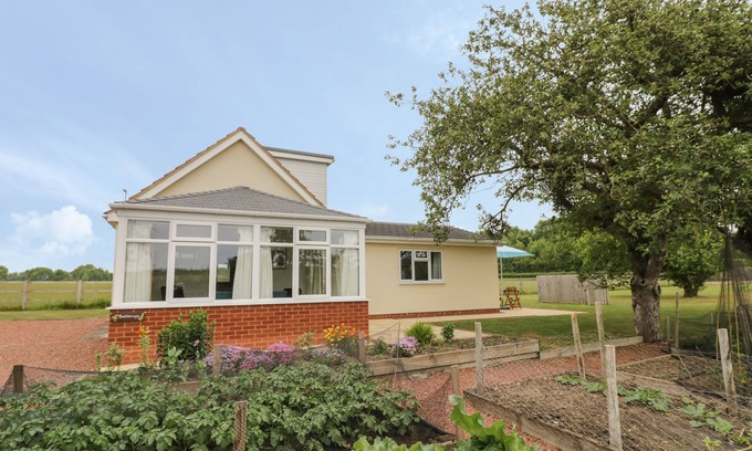 Flyford Flavell Cottage | Family-Friendly Buttercups at Midway with Hot Tub Amenities