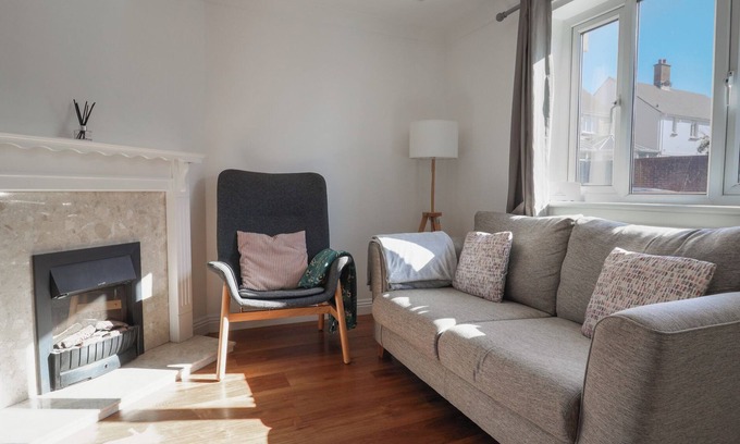 Bridport House | Pet-Friendly Buttercups Cottage with Ocean View in West Bay