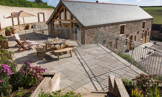 Bugford House | Pet-Friendly Butterwell Barn: A 5-Star Family Retreat