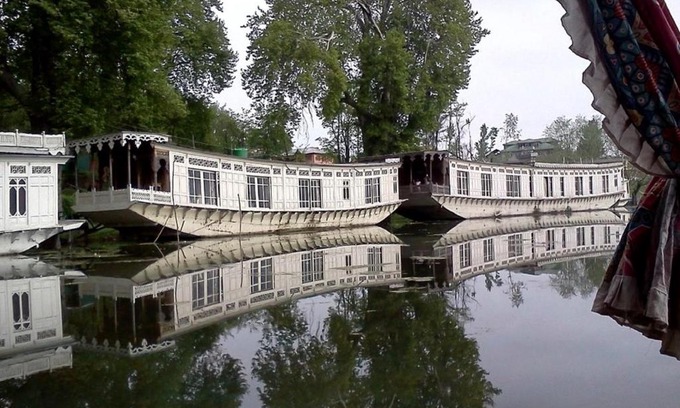 Brein Resort | Ideal Stay at Butts Clermount Houseboat - Rated 10/10!