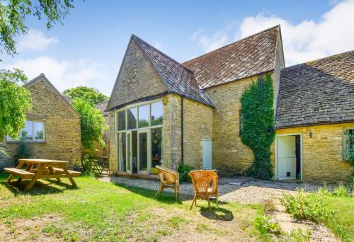 Ampney Crucis House | Pet and Child Friendly Retreat at Butts Farm - 4 Stars!