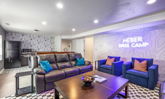 Heber House | Stay 3 Nights, Get 4th Free - Pet-Friendly Retreat with Hot Tub