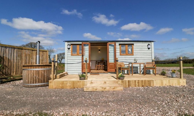 Crediton House | Discover Buzzards: A 4-Star Getaway Awaits You