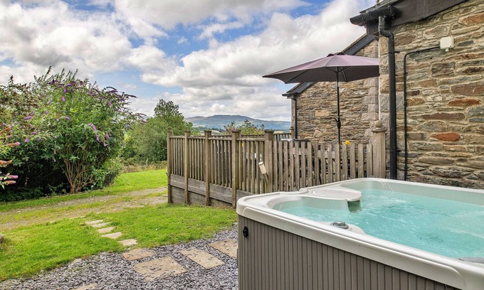 Eglwysbach Cottage | Relaxing Getaway at Buzzards View with Spa & Pet-Friendly