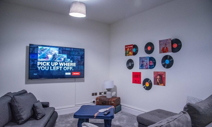 Leeds Apartment | Cozy 3-Bedroom BV Classic in Leeds for Contractors