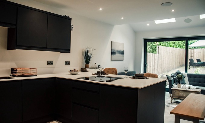 Chapeltown Apartment | Cozy 3 Bedroom Townhouse at Bed Cliff Oaks with Breakfast