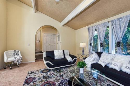 Cougar Mountain House | Castle Villa: Convenient & Comfortable Family Getaway