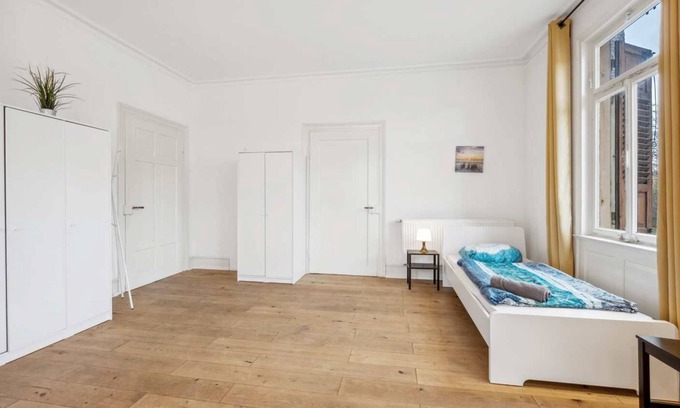 Metzingen Apartment | Comfortable Bw17 Ferienwohnungen Metzingen with Balcony