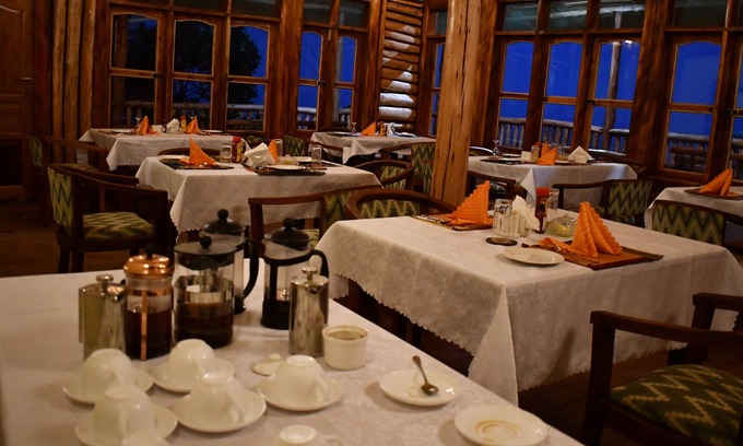 Nkuringo Hotel | Explore Bwindi Orugano Lodge with Spa & Family Amenities