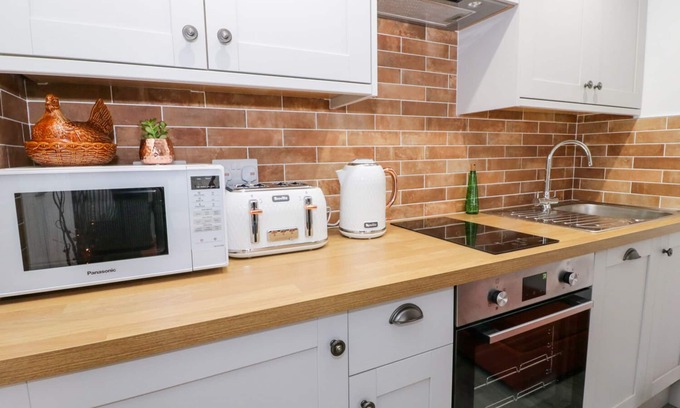 Llangefni Apartment | Relax at Bwlch Y Gwynt Bach with Breakfast & Kitchen Access
