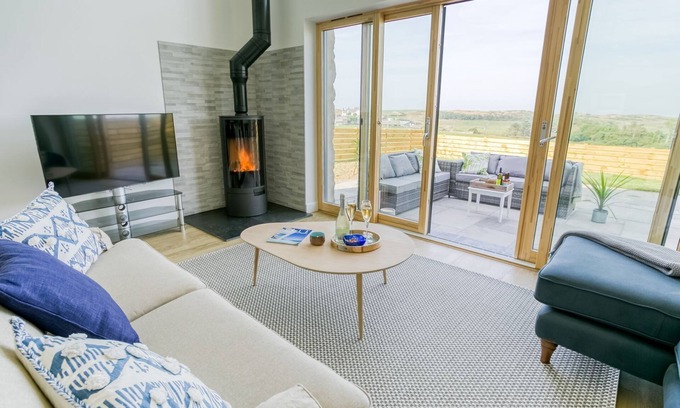 Cylch-Y-Garn Cottage | Coastal Retreat: Bwncath & Hebog for 8 with Ocean Views