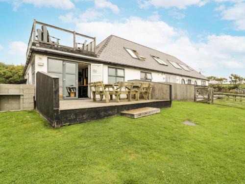 Cylch-Y-Garn House | Family-Friendly Bwthyn Awel: A 4-Star Retreat