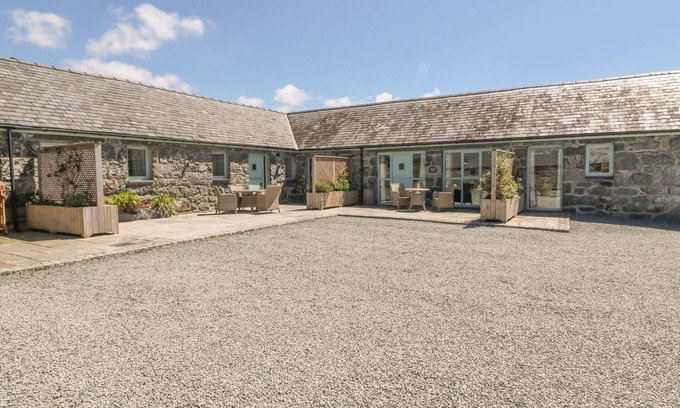 Talybont Cottage | Pet-Friendly BWTHYN BACH Holiday Cottage with Ocean View