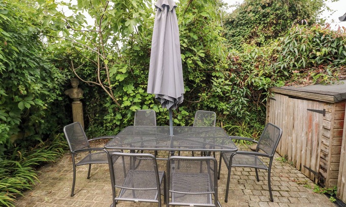 Oldwalls House | Cozy BWTHYN BERWIG: Pet-Friendly Retreat with Open Fire