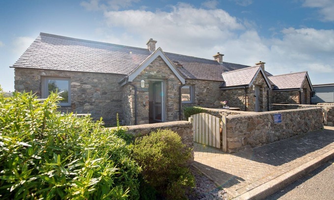 Ty Croes Cottage | Pet-Friendly Bwthyn Dwynwen Cottage in Aberffraw