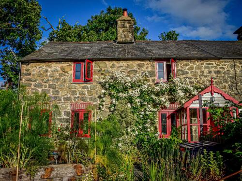 Cemmaes House | Discover Bwthyn Dyfi: Pet-Friendly Retreat with Great Reviews