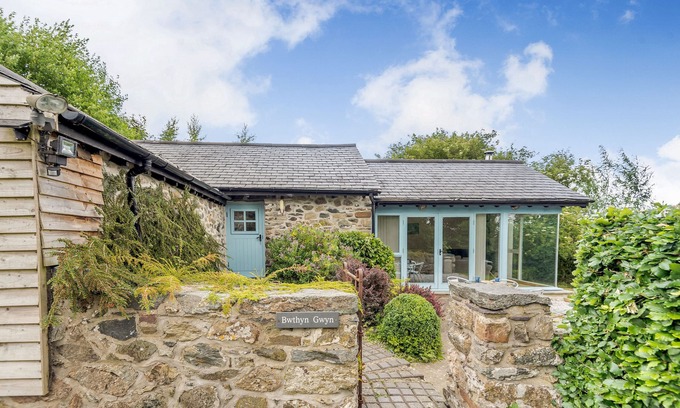 Llanfairpwllgwyngyll Cottage | Family-Friendly BWTHYN GWYN with Cozy Open Fire in Penmynydd