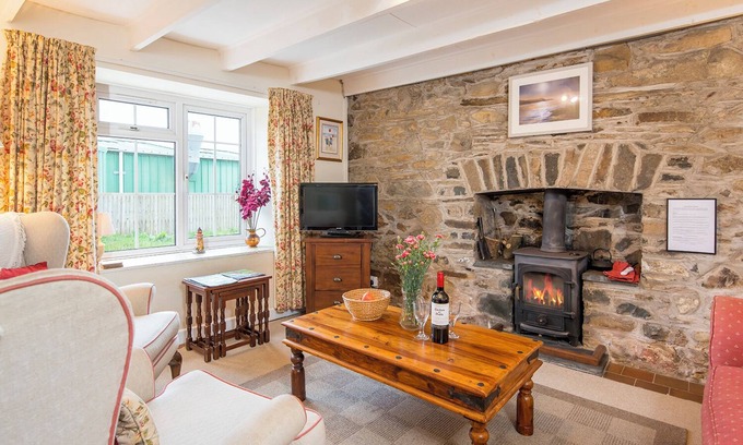 Llanrhian Cottage | Cozy Bwthyn-To-Maen Cottage in Trefin - Sleeps 4