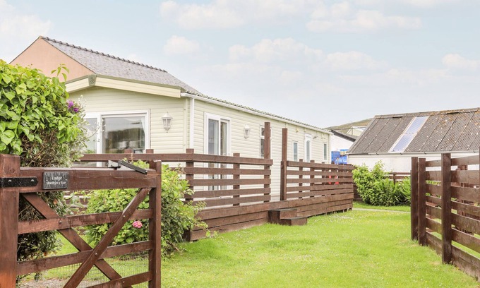 Cylch-Y-Garn Cottage | Pet-Friendly BWTHYN Y BAE LODGE with Garden in Llanfaethlu