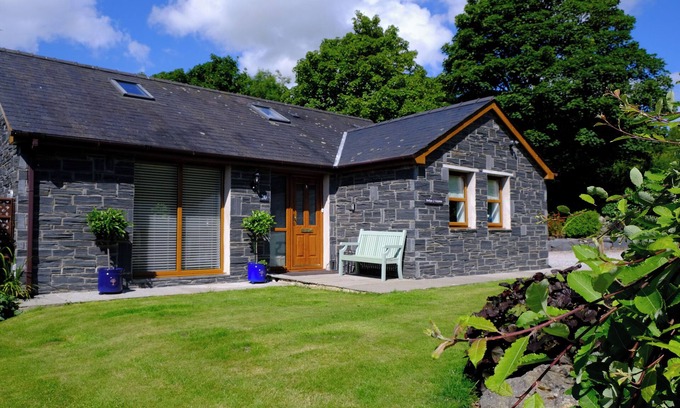 Llanddaniel Fab Cottage | Pet-Friendly BWTHYN Y GWYNION: Cozy Country Cottage Stay