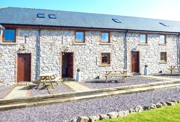 Rhyd-y-foel House | Welcoming Bwthyn Y Wennol: 4-Star Family-Friendly Stay