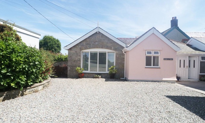 Tyn-y-Gongl House | BWTHYN YR HAFOD, family friendly, with open fire in Benllech