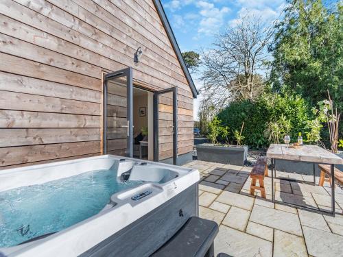 Goodwick House | Discover Bwythyn Cudd: Family-Friendly Getaway with Hot Tub